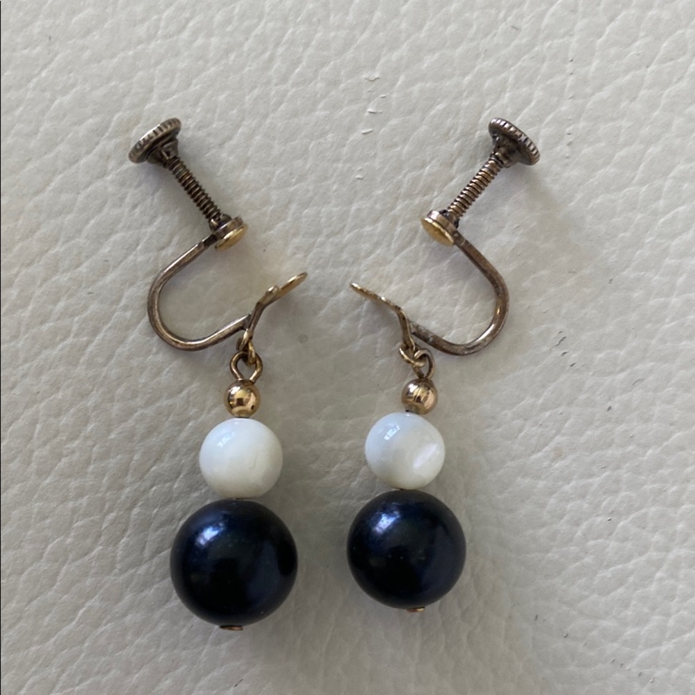 Elegant Mother of Pearl and Onyx Earrings - Picture 2 of 3